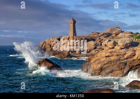 Faro di Phare de ploumanach in Bretagna, Francia Foto Stock