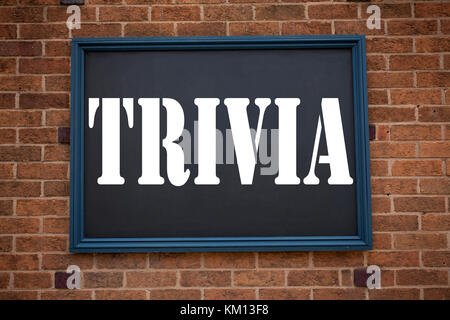 Mano concettuale di scrittura di testo Didascalia ispirazione mostra trivia. Concetto aziendale per insignificante divertente quiz scritto sull annuncio cartello stradale con retro Foto Stock