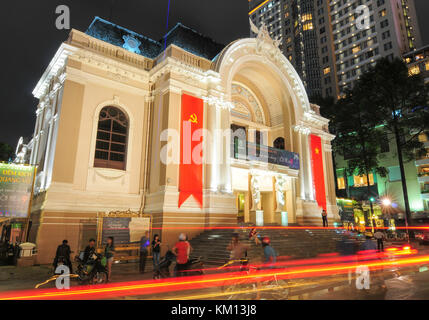 Ho chi minh city - Novembre 17, 2013. opera house building di notte. è il più famoso e teatro di lusso nel sud Vietnam, Ho chi minh city, vietn Foto Stock