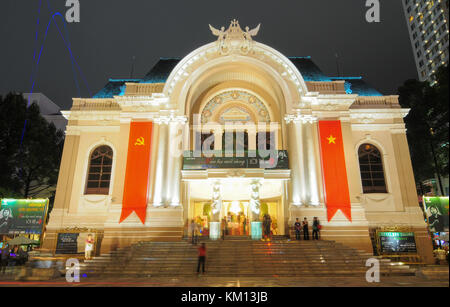 Ho chi minh city - Novembre 17, 2013. opera house building di notte. è il più famoso e teatro di lusso nel sud Vietnam, Ho chi minh city, vietn Foto Stock