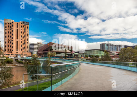 Adelaide, Australia - 27 agosto 2017: Adelaide città vista sul fiume Torrens passerella dalla banca del Nord durante il periodo invernale Foto Stock