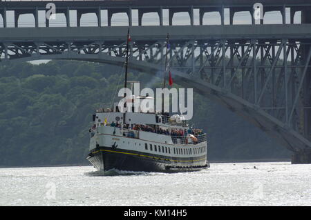 MV Balmoral sullo Stretto di Menai Foto Stock