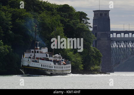 MV Balmoral sullo Stretto di Menai Foto Stock