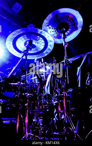 Vista del tamburo impostata sul palco in luce blu prima di un concerto. Foto Stock