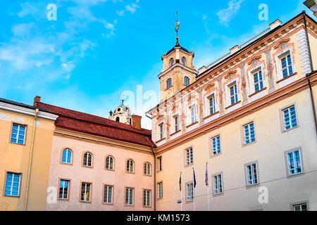 Cortile della libreria all'università nel centro della città vecchia di Vilnius, Lituania Foto Stock