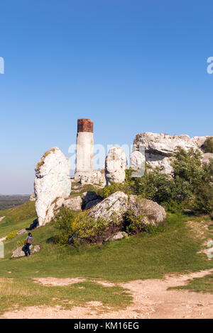 Le rovine e i resti del medievale del XIV secolo il castello di Olsztyn vicino a Czestochowa nel minor Slesia Polonia seduta sul sentiero del nido delle aquile Foto Stock