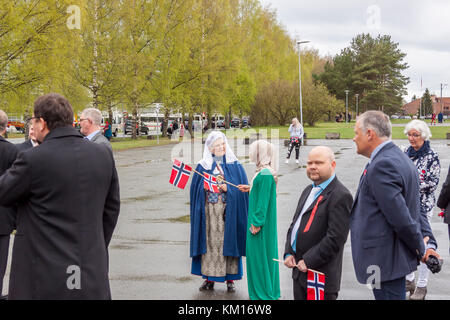 VERDAL, Norvegia - 17 Maggio 2017: giornata nazionale in Norvegia. I norvegesi al tradizionale celebrazione e corteo in maggio 17, 2017 in Verdal. Persone su parde essere Foto Stock