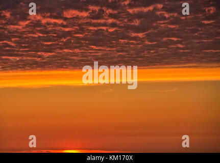 Rosso infuocato Cielo di tramonto con le nuvole Foto Stock