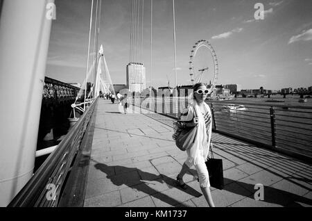 AJAXNETPHOTO. 2006. - Londra, Inghilterra. - Giubileo Bridge e London Eye. Foto:JONATHAN EASTLAND/AJAX REF:HDD BRI GIUBILEO 360034 Foto Stock