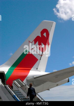 AJAXNETPHOTO. 2007. LISBONA, PORTOGALLO. - La compagnia di bandiera nazionale del Portogallo TOCCA i colori della compagnia aerea sulle pinne dell'aereo di linea. FOTO: JONATHAN EASTLAND/AJAX RIF:11059 Foto Stock