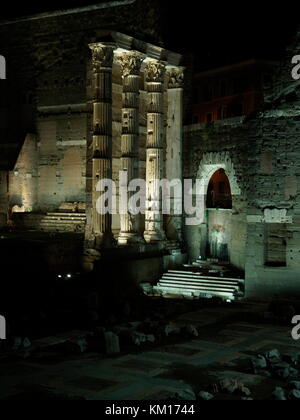 AJAXNETPHOTO. 2015. Roma, Italia. - Le rovine romane - Foro di Augusto, commemora la battaglia di Filippi, situato nei pressi del PIAZZO FORO DEL TRAIANO. Foto:JONATHAN EASTLAND/AJAX REF:GXR151012 5703 Foto Stock