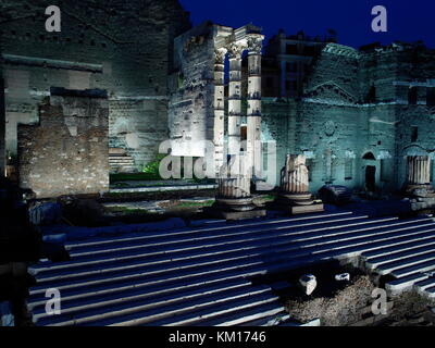 AJAXNETPHOTO. 2015. Roma, Italia. - Le rovine romane - Foro di Augusto, commemora la battaglia di Filippi, situato nei pressi del PIAZZO FORO DEL TRAIANO. Foto:JONATHAN EASTLAND/AJAX REF:GXR151012 5855 Foto Stock