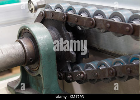 L'albero di trasmissione della catena convogliatore di linea industrial Foto Stock