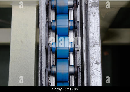 Il blu della linea di trasporto in fabbrica, la linea di trasporto. Foto Stock