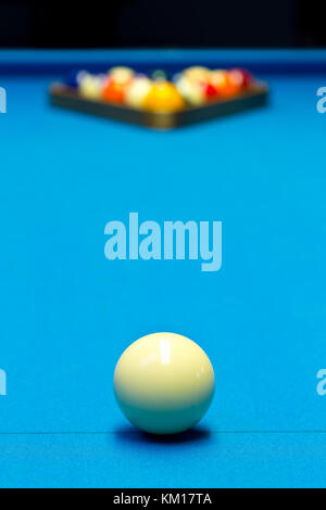 Piscina Biliardo gioco palla otto con sfere eightball impostato sul tavolo da biliardo con panno blu Foto Stock
