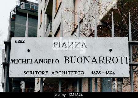 Un cartello stradale per una piazza di Milano chiamato piazza Michelangelo Buonarroti, famoso artista del Rinascimento Foto Stock