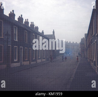 Tipico 2 fino 2 giù victorian Mill Houses in ardesia street zona cattolica di Falls Road a Belfast West all'altezza dell'Irlanda del Nord guai in agosto 1969 Foto Stock