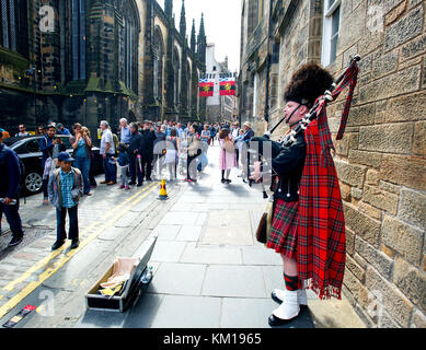 Un suonatore di cornamusa scozzese musicista di strada in Royal Mile di Edimburgo, Scozia. Foto Stock