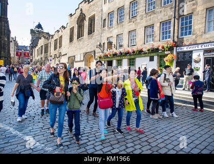 I turisti fuori e circa sul Royal Mile di Edimburgo, in Scozia. Foto Stock