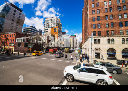 New york, Stati Uniti d'America - 24 aprile 2015: intersezione del 10th Avenue e West 23rd Street nel centro di Manhattan, new york New York, Stati Uniti d'America. turisti nel stree Foto Stock