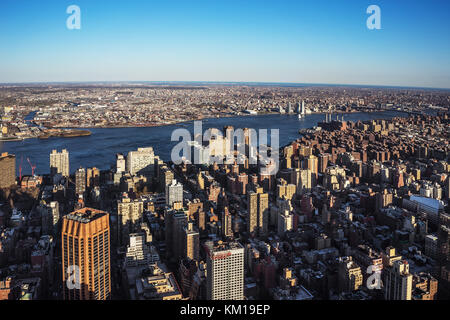 New york, Stati Uniti d'America - 25 aprile 2015: antenna vista dal ponte dell'osservatorio dell'Empire State building di Manhattan e Brooklyn, new york New York, Stati Uniti d'America. sky Foto Stock