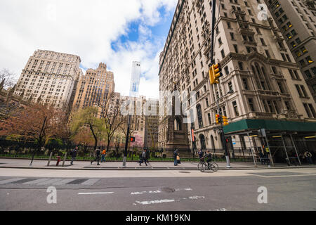 New york, Stati Uniti d'America - 24 aprile 2015: sagrato della chiesa della Trinità nel distretto finanziario di Lower Manhattan, New York, New York, Stati Uniti d'America. Chiesa della Trinità è un histori Foto Stock