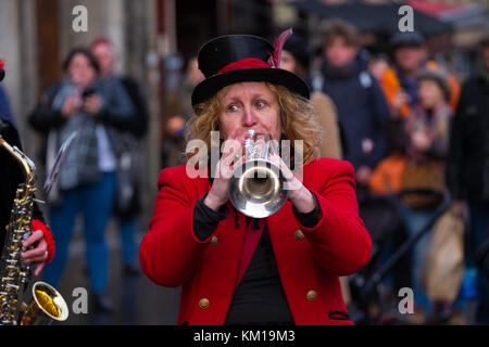 Pennini street band "blast furness' intrattenere la folla sul Royal Mile di Edimburgo in Scozia 3.12.17 Foto Stock