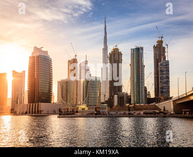 Vista panoramica sullo skyline di Dubai's downtown al tramonto Foto Stock