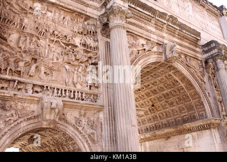 Closeup colpo di Arco di Settimio Severo, Forum Romano in Roma, Italia Foto Stock