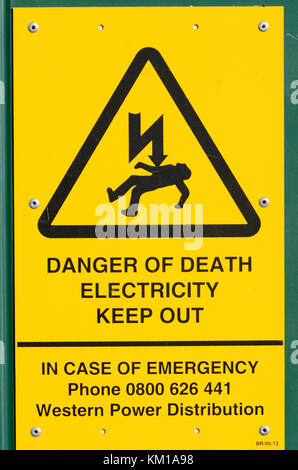 Pericolo di morte elettricità Tenere fuori segno sull'elettricità sub-stazione, West Midlands, Regno Unito. Foto Stock