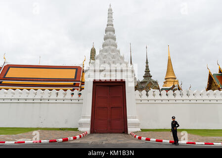 Un thai funzionario di polizia sta di guardia presso i cancelli di ingresso del grande palazzo, bangkok, Thailandia. Foto Stock