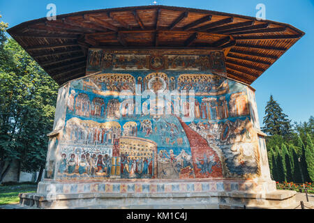 Chiesa ortodossa esterno con murali dipinti, verniciati Chiesa di Romania Foto Stock
