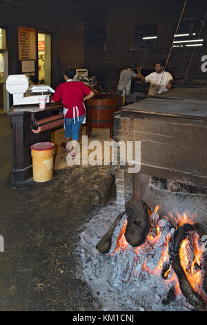 Texas, caldwell county, Lockhart, smitty il mercato, ristorante barbecue, fumatore, fuoco di legno Foto Stock