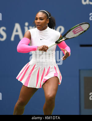 NEW YORK, NY - SETTEMBRE 05: Serena Williams degli Stati Uniti celebra la sua vittoria su Yarossa Shvedova del Kazakhstan durante il suo quarto round Women's Singles Match il giorno otto del 2016 US Open all'USTA Billie Jean King National Tennis Center il 5 settembre, 2016 nel quartiere di Flushing del quartiere Queens di New York City People: Serena Williams Foto Stock