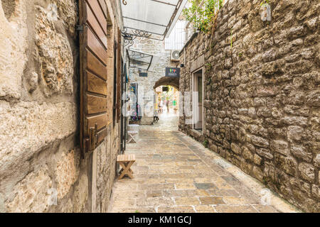 Frammento della vecchia città di Budva, Montenegro. La prima menzione di questa città - più di 26 secoli fa. possiamo vedere le vecchie case, una strada molto stretta, Foto Stock