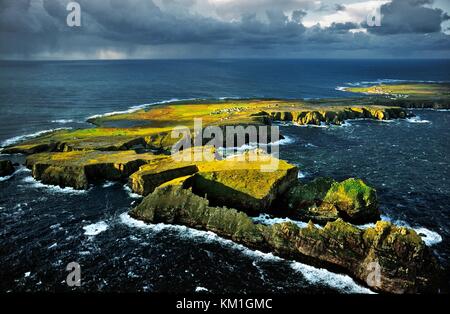 Tory island, Co. Donegal, Irlanda. celtic balor forte sulla sommità piana penisola. hut cerchi, fossato di difesa e rampart visibile. Foto Stock