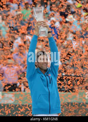 KEY BISCAYNE, FL - 03 aprile: Novak Djokovic di Serbia sconfigge Kei Nishikori del Giappone dopo la loro partita durante la mens finale del giorno 14 del Miami Open presentato da Itau a Crandon Park Tennis Center su Aprile 3, 2016 in Key Biscayne, Florida Persone: Novak Djokovic Foto Stock