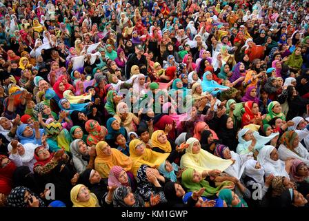 Srinagar, India. 28 apr, 2017. Le donne del Kashmir pregando mentre il sacerdote capo(non illustrato) visualizza la sacra reliquia del profeta Muhammad(visto) in occasione di Eid-e-milad, l anniversario della nascita del profeta Maometto(visto) al dargah hazratbal santuario srinagar, la capitale estiva di indiano Kashmir amministrato. Credito: bilal ahmad/Pacific press/alamy live news Foto Stock