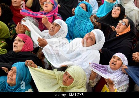 Srinagar, India. 25th Apr, 2017. Le donne di Kashmiri pregano mentre il prete principale (non illustrato) mostra la reliquia Santa del Profeta Muhammad(SAW) in occasione di Eid-e-Milad, l'anniversario di nascita del Profeta Muhammad(SAW) al Santuario di Dargah Hazratbal Srinagar, la capitale estiva del Kashmir amministrato dall'India. Credit: Bilal Ahmad/Pacific Press/Alamy Live News Foto Stock