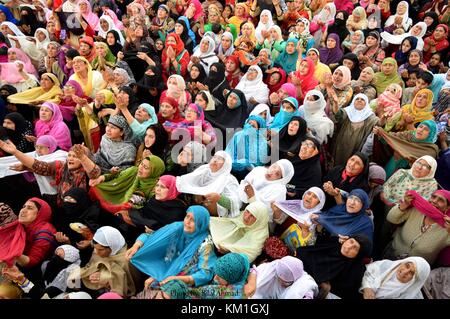 Srinagar, India. Xxv Aprile, 2017. Le donne del Kashmir pregando mentre il sacerdote capo(non illustrato) visualizza la sacra reliquia del profeta Muhammad(visto) in occasione di Eid-e-milad, l anniversario della nascita del profeta Maometto(visto) al dargah hazratbal santuario srinagar, la capitale estiva di indiano Kashmir amministrato. Credito: bilal ahmad/Pacific press/alamy live news Foto Stock