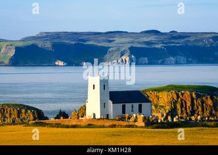Ballintoy chiesa parrocchiale a Ballintoy porto vicino Bushmills sulla contea di Antrim coast road. Isola di Rathlin dietro. Irlanda del Nord Foto Stock