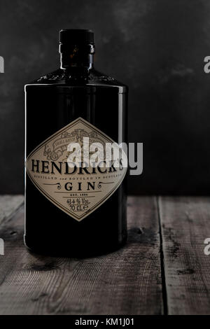 SWINDON, Regno Unito - 3 dicembre 2017: 70 cl bottiglia di Hendricks gin distillato 41,4% di alcol su un sfondo rustico Foto Stock