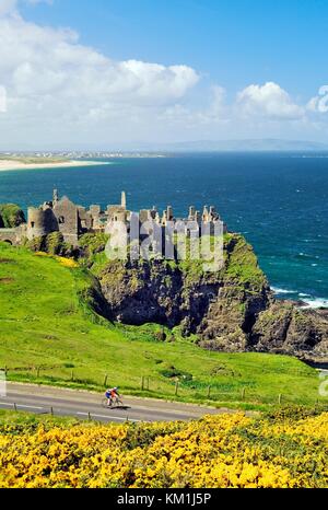 Dunluce Castle, rovina medievale tra Portrush e Bushmills sul Nord strada costiera di Antrim, County Antrim, Irlanda del Nord Foto Stock