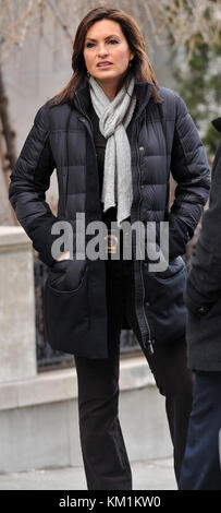 NEW YORK - 14 FEBBRAIO: Mariska Hargitay Christopher Meloni sul film "Law & Order: Special Victims Unit" ambientato nell'Upper West Side. Il 14 febbraio 2011 a New York. Persone: Mariska Hargitay Foto Stock