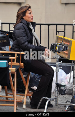 New york - 14 febbraio: Mariska Hargitay christopher meloni sulla "legge & ordine: Unità speciale delle vittime' set del film sulla upper west side. Il 14 febbraio 2011 nella città di new york. persone: Mariska Hargitay Foto Stock