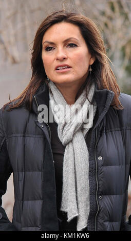 NEW YORK - 14 FEBBRAIO: Mariska Hargitay Christopher Meloni sul film "Law & Order: Special Victims Unit" ambientato nell'Upper West Side. Il 14 febbraio 2011 a New York. Persone: Mariska Hargitay Foto Stock