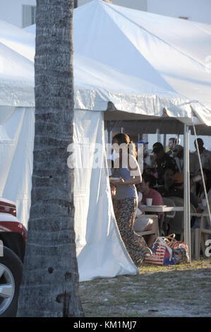 MIAMI BEACH, Florida - 16 MARZO: Attori Annie Ilonzeh, Rachael Taylor, Jessica Guadix, Ramon Rodriguez e Minka Kelly sul set della serie televisiva "Charlies Angels". La casa di produzione ha scoperto la loro voglia di essere stelle, bloccando i colpi con ombrelli al punto che persino le celebrità li guardavano come fossero ridicole. Il 16 marzo 2011 a Miami Beach, Florida. Persone: Minka Kelly Foto Stock