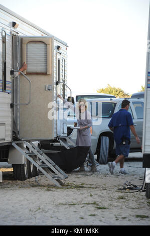 MIAMI BEACH, Florida - 16 MARZO: Attori Annie Ilonzeh, Rachael Taylor, Jessica Guadix, Ramon Rodriguez e Minka Kelly sul set della serie televisiva "Charlies Angels". La casa di produzione ha scoperto la loro voglia di essere stelle, bloccando i colpi con ombrelli al punto che persino le celebrità li guardavano come fossero ridicole. Il 16 marzo 2011 a Miami Beach, Florida. Persone: Rachael Taylor Foto Stock