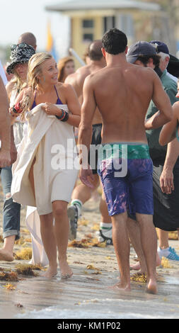 HOLLYWOOD, FL - MAGGIO 23: Julianne Hough (indossando un bikini viola caldo fumante) e Diego Boneta hanno goduto di una sessione di baciatura 'del make out' nell'oceano giorno uno sul set di 'Rock of Ages' con Tom Cruise. Julianne sembrava che si divertiva così tanto con la sua co-star Diego. Dopo che era finito di divorare Diego, la stella insaziabile scesero dall'acqua e si scannò alcuni altri 'hunky' dudi sulla spiaggia, ma non prima di rimuovere le alghe dalle sue belle chiuse bionde. WOW, è un colpo di sete per il giorno 1. Cosa dirà Ryan Seacrest quando vede questi pixs che meglio ottiene a Miami Quick. Il 23 maggio, Foto Stock