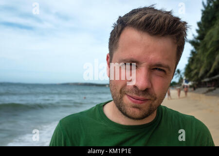 Persone espressione facciale concetto . close up ritratto di sorridere uomo di mezza età faccia sul mare o Ocean Beach Foto Stock